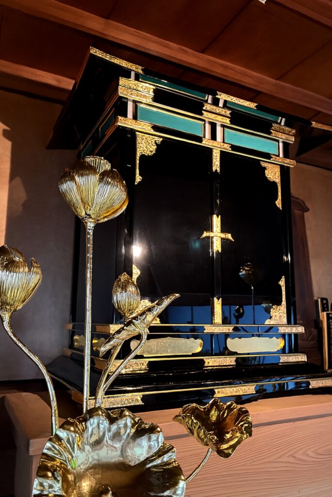 真言宗寺院用の厨子（仏壇）新調品。黒漆塗に金箔装飾が施された伝統工芸技法の厨子を寺院本堂に設置
愛媛県仏具　松山市仏具　寺院用品　寺院専門　四国仏具店　密教　密教法具　厨子修復　厨子修理　仏具修理