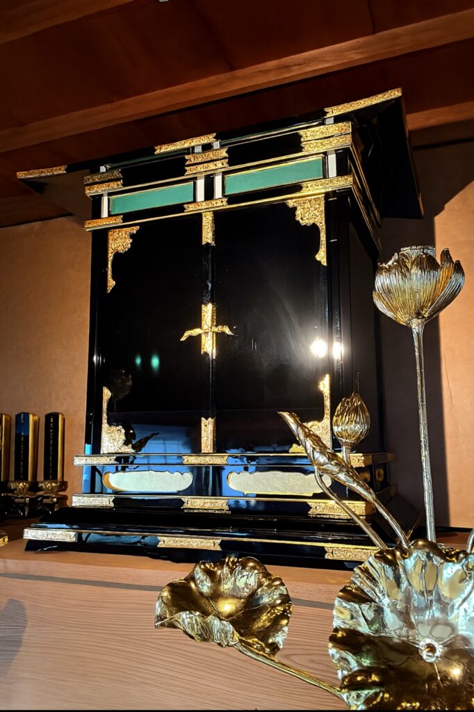 真言宗寺院用の厨子（仏壇）新調品。黒漆塗に金箔装飾が施された伝統工芸技法の厨子を寺院本堂に設置
愛媛県仏具　松山市仏具　寺院用品　寺院専門　四国仏具店　密教　密教法具　厨子修復　厨子修理　仏具修理