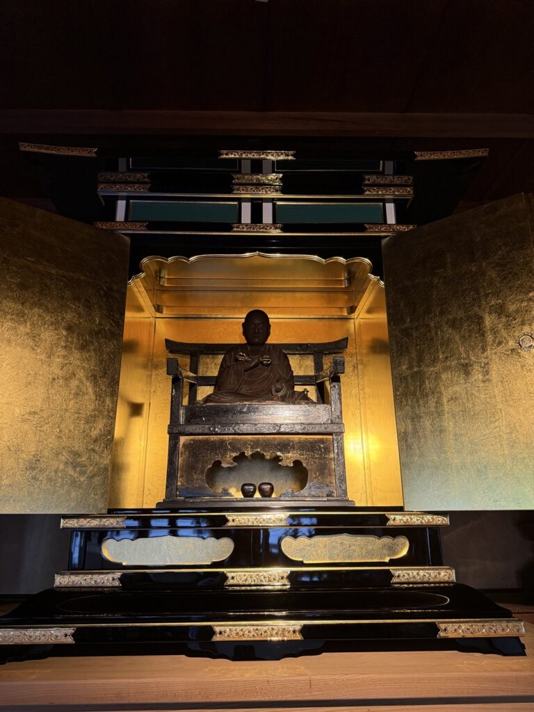 真言宗寺院用の厨子（仏壇）新調品。黒漆塗に金箔装飾が施された伝統工芸技法の厨子を寺院本堂に設置
愛媛県仏具　松山市仏具　寺院用品　寺院専門　四国仏具店　密教　密教法具　厨子修復　厨子修理　仏具修理
