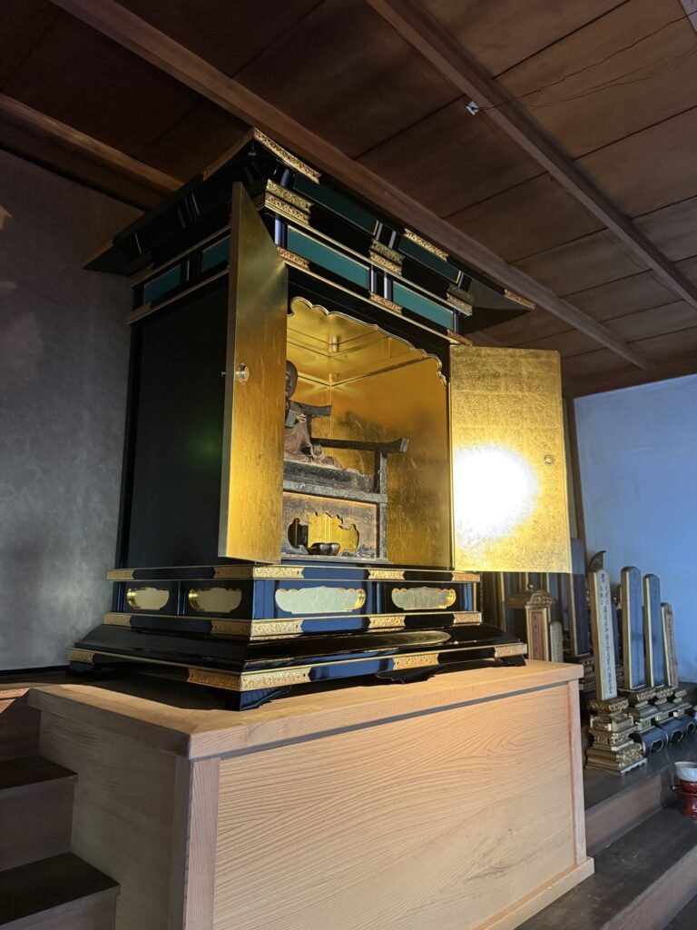 真言宗寺院用の厨子（仏壇）新調品。黒漆塗に金箔装飾が施された伝統工芸技法の厨子を寺院本堂に設置
愛媛県仏具　松山市仏具　寺院用品　寺院専門　四国仏具店　密教　密教法具　厨子修復　厨子修理　仏具修理