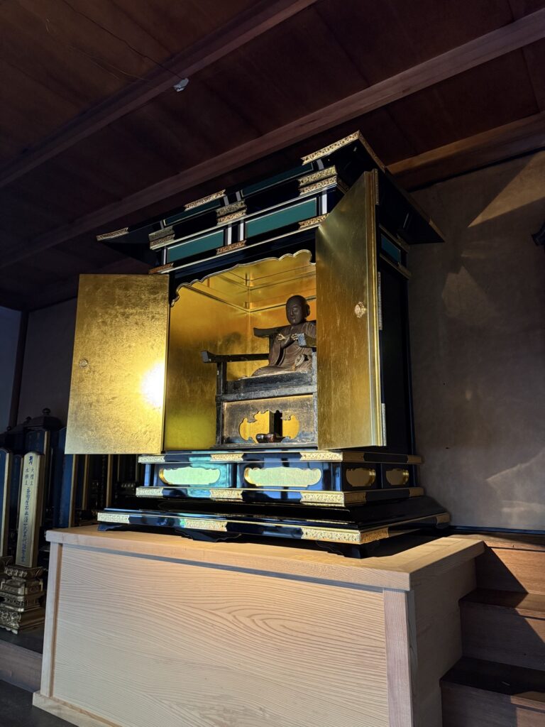 真言宗寺院用の厨子（仏壇）新調品。黒漆塗に金箔装飾が施された伝統工芸技法の厨子を寺院本堂に設置
愛媛県仏具　松山市仏具　寺院用品　寺院専門　四国仏具店　密教　密教法具　厨子修復　厨子修理　仏具修理