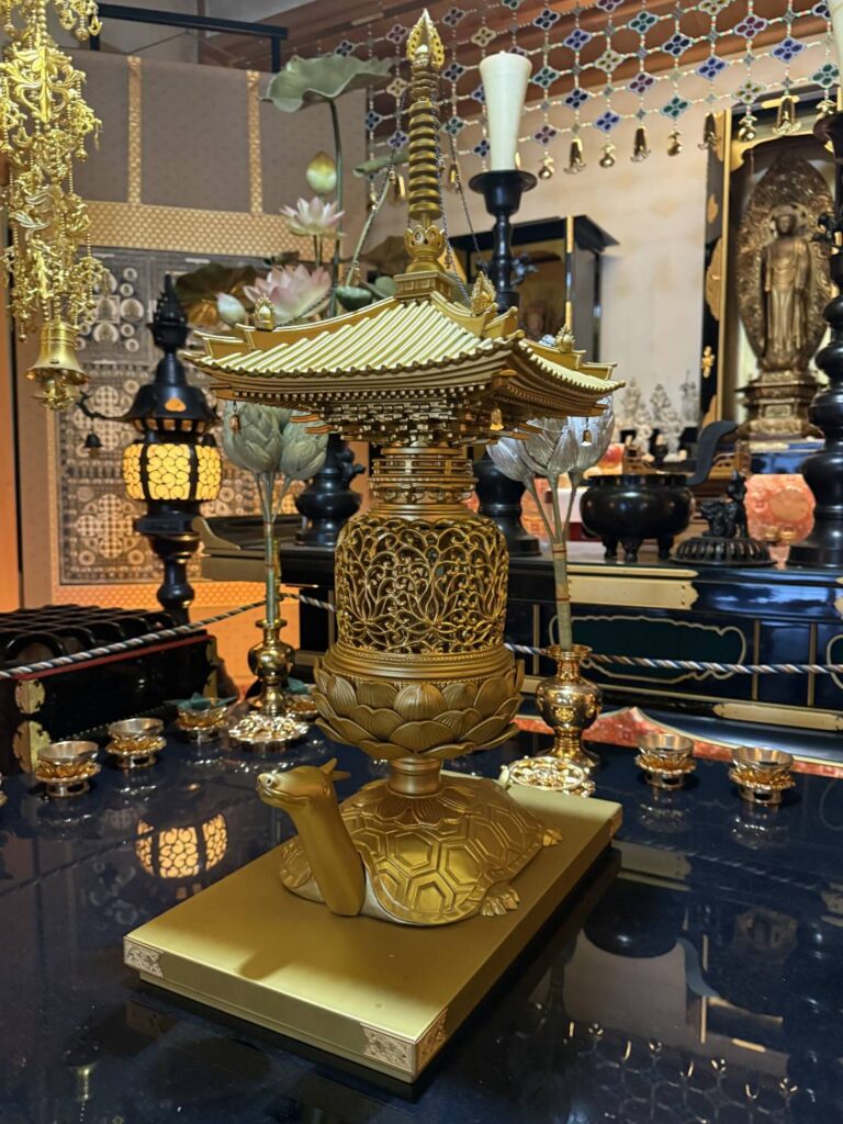 金亀舎利塔（木製） 修繕・金箔押し直し - 門屋堂