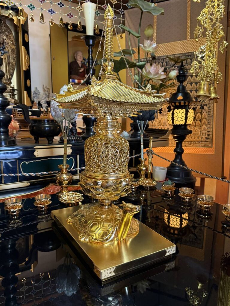 金亀舎利塔（木製） 修繕・金箔押し直し - 門屋堂