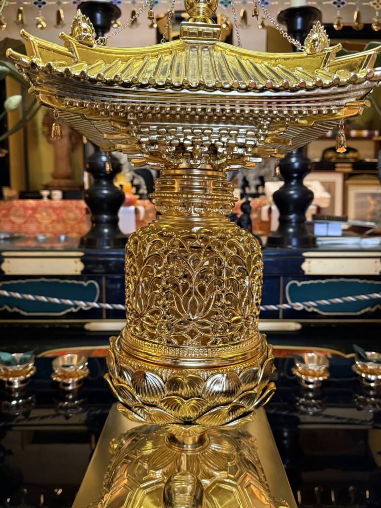 金亀舎利塔（木製） 修繕・金箔押し直し - 門屋堂