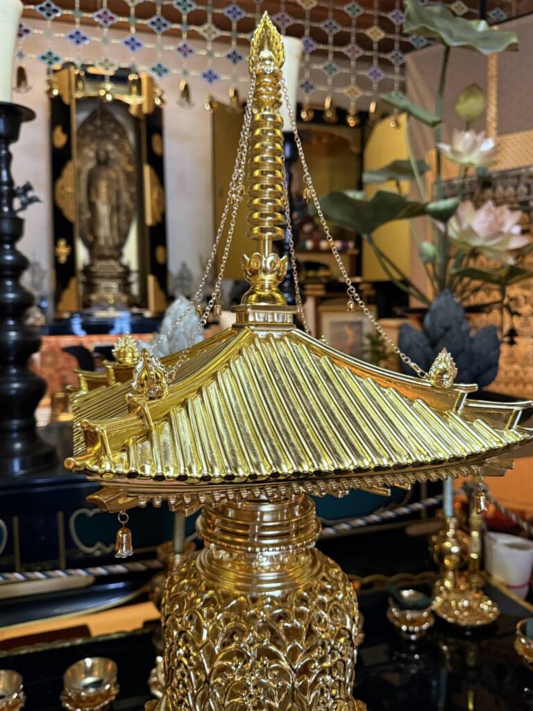 金亀舎利塔（木製） 修繕・金箔押し直し - 門屋堂