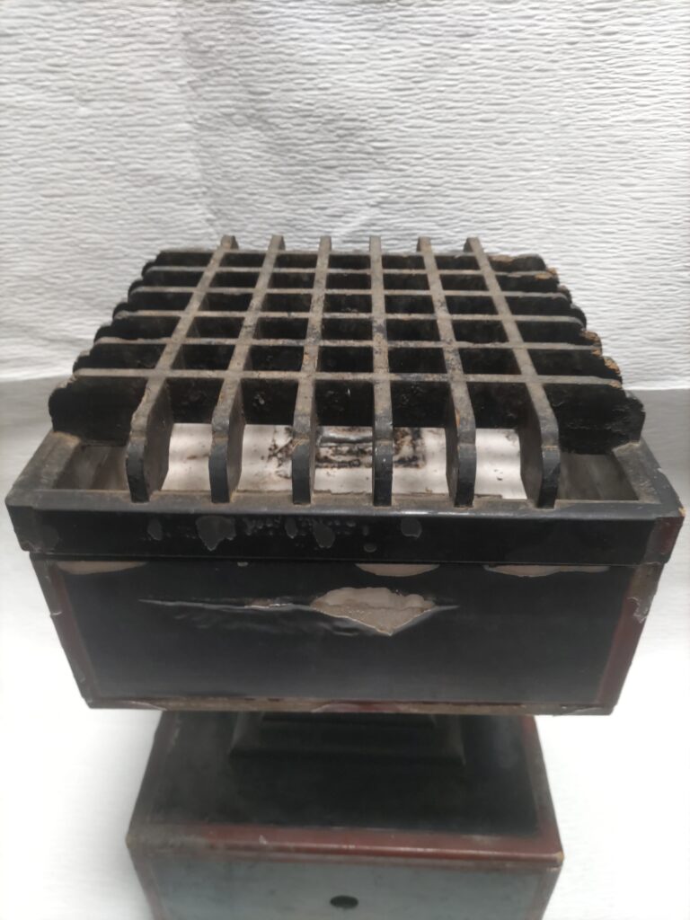 常香盤 塗装劣化の様子(修理前)
常香盤 角部塗膜剥離(修理前)
常香盤 表面くすみ状態(修理前)
常香盤 漆劣化部分(修理前)
常香盤 全体外観(修理前)