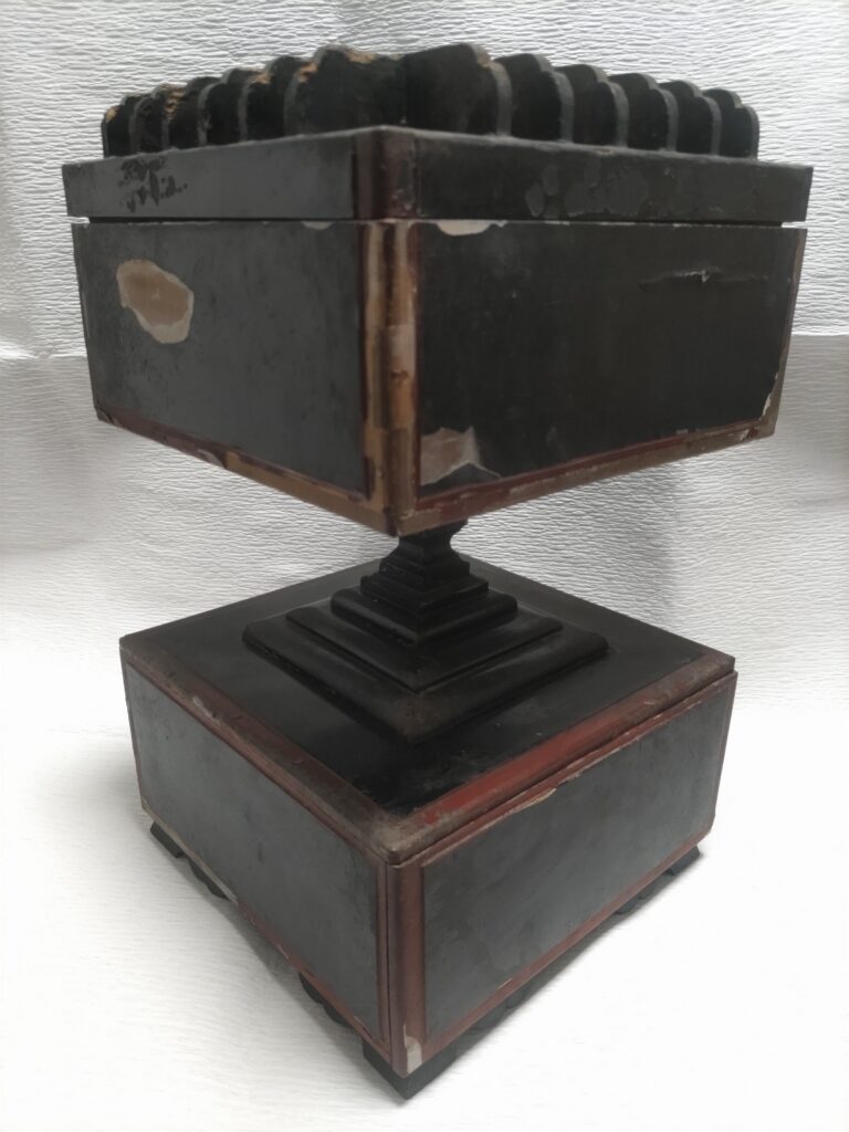 常香盤 塗装劣化の様子(修理前)
常香盤 角部塗膜剥離(修理前)
常香盤 表面くすみ状態(修理前)
常香盤 漆劣化部分(修理前)
常香盤 全体外観(修理前)