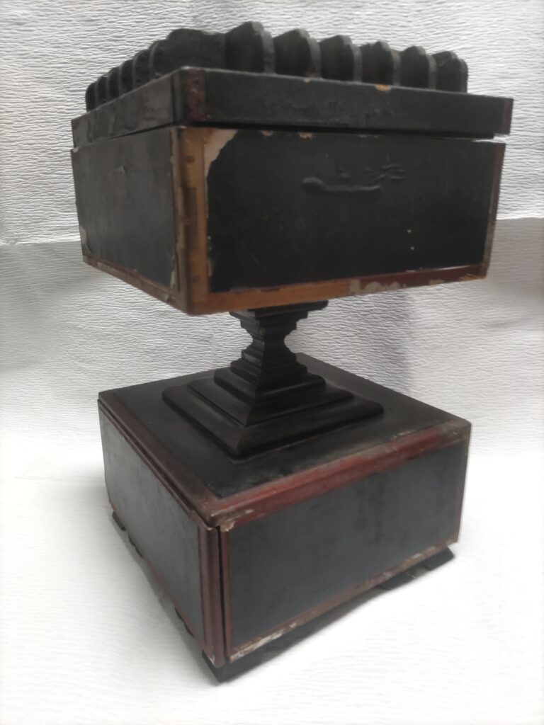 常香盤 塗装劣化の様子(修理前)
常香盤 角部塗膜剥離(修理前)
常香盤 表面くすみ状態(修理前)
常香盤 漆劣化部分(修理前)
常香盤 全体外観(修理前)