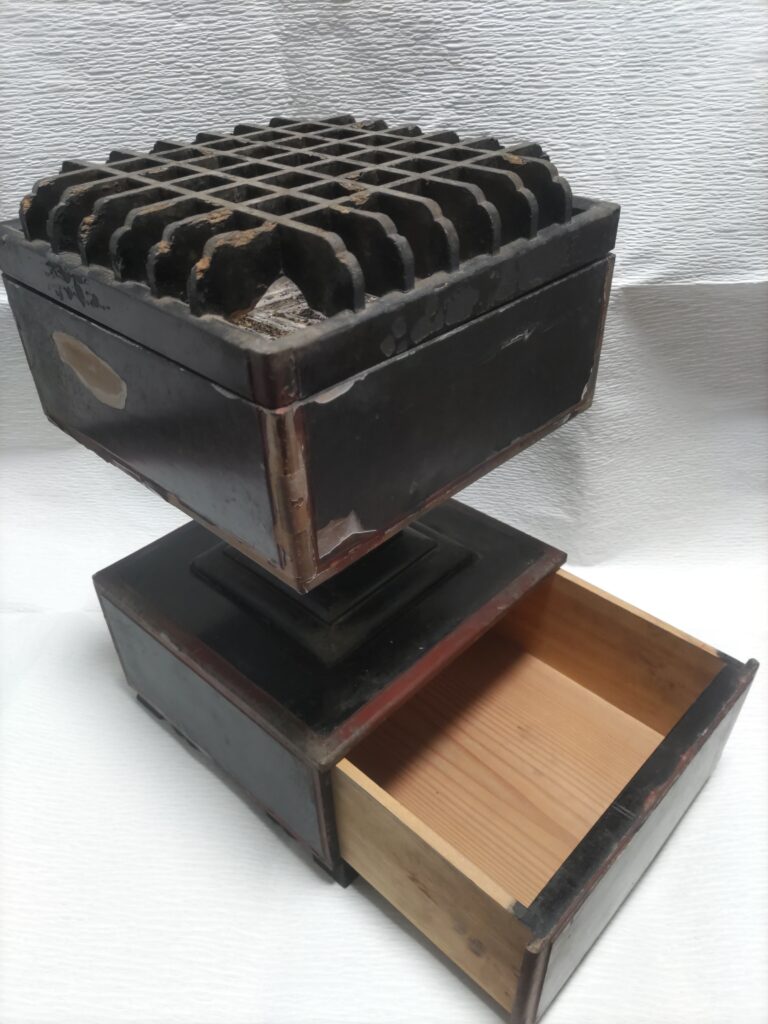 常香盤 塗装劣化の様子(修理前)
常香盤 角部塗膜剥離(修理前)
常香盤 表面くすみ状態(修理前)
常香盤 漆劣化部分(修理前)
常香盤 全体外観(修理前)