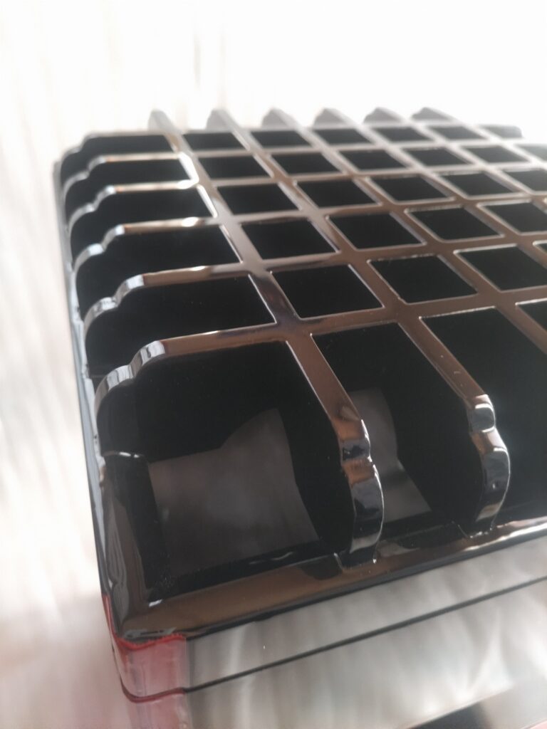 常香盤 塗り直し完了後(修理後)
常香盤 光沢回復状態(修理後)
常香盤 角部補修後(修理後)
常香盤 再塗装仕上げ(修理後)
常香盤 全体完成写真(修理後)