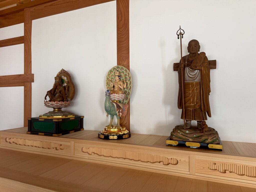 孔雀明王像 漆塗り・金箔押し台座と羽を閉じた孔雀の意匠