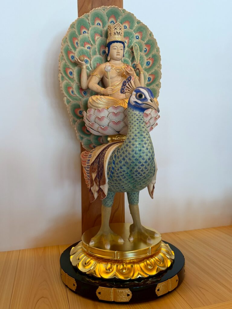 羽を閉じた孔雀に乗る彩色仕上げの孔雀明王像 木曽檜造佛 香園寺様