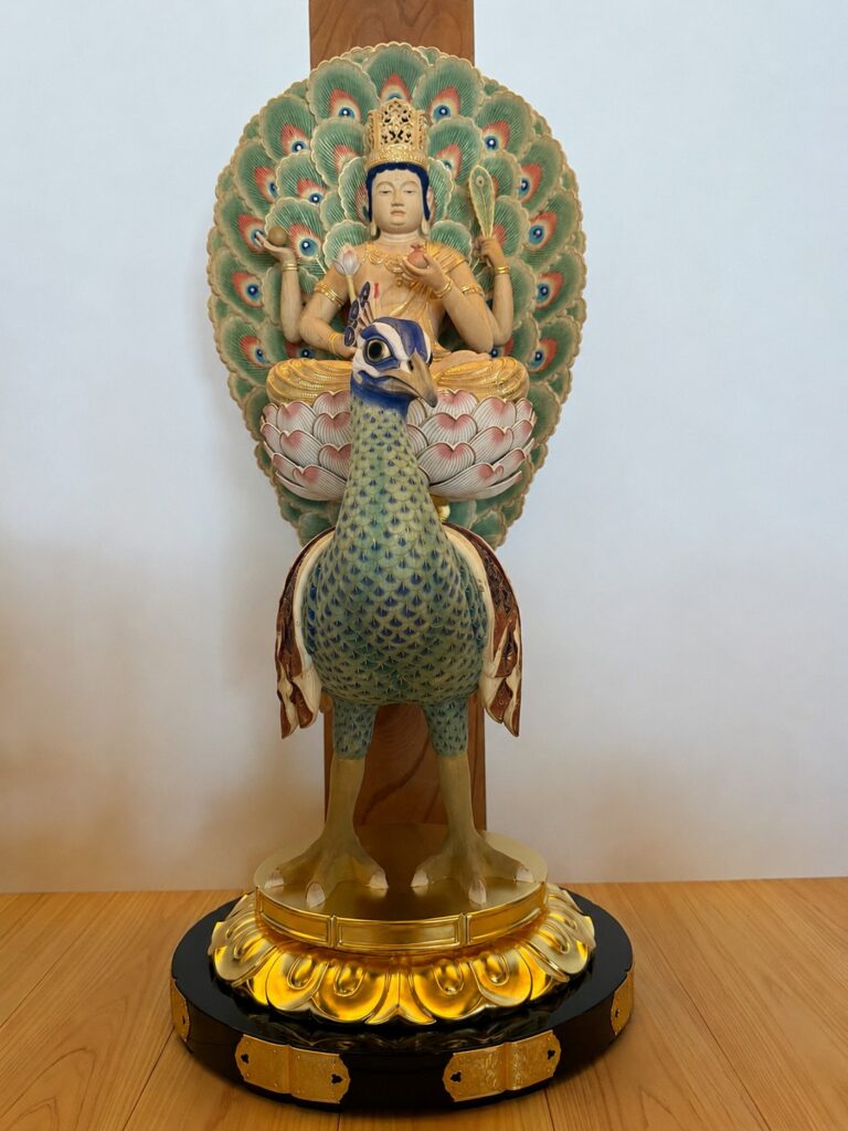 木曽檜製・彩色仕上げの孔雀明王像(総丈3尺5寸) 愛媛県西条市 香園寺様