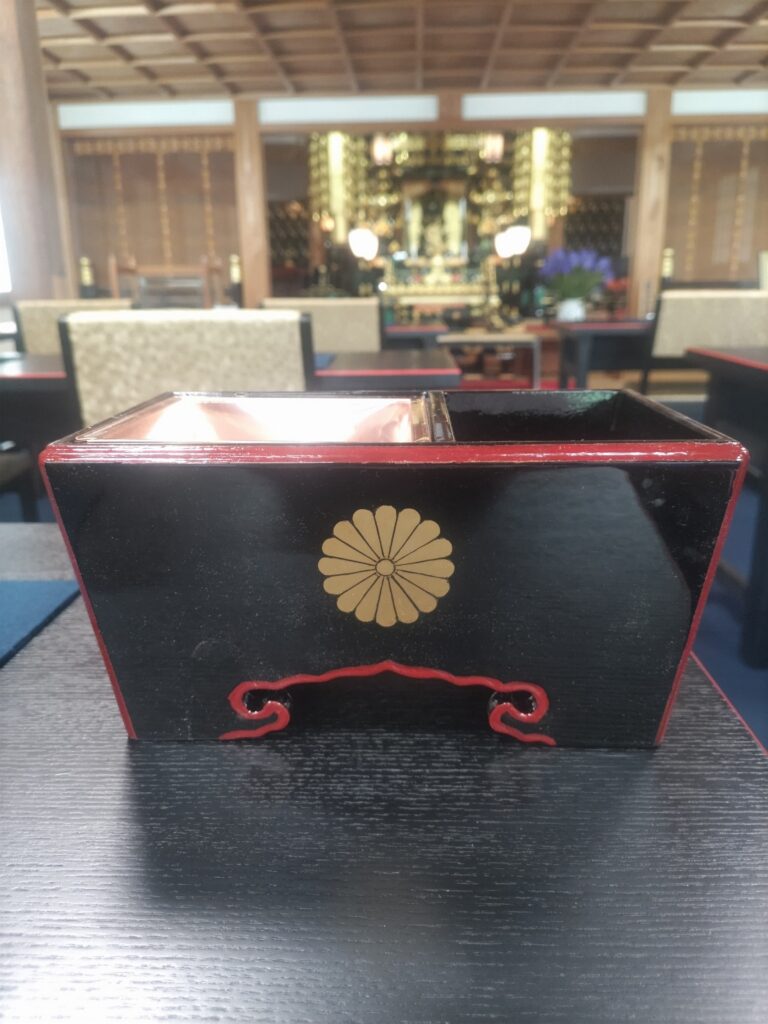 寺院用焼香台 塗り直し・紋入れ直し後